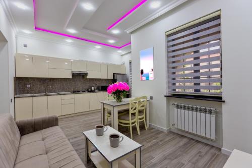 uma sala de estar com um sofá e uma cozinha em Apartment close to İzmir Park em Baku