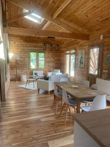 une salle à manger avec une table et des chaises dans un bâtiment dans l'établissement L'ESQUIF, à Le Port-des-Barques