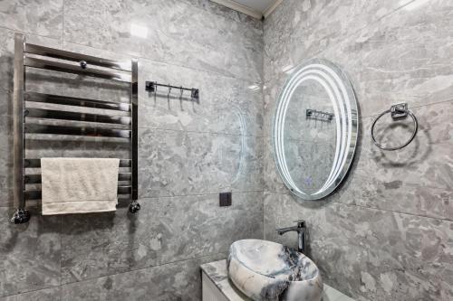 uma casa de banho com um lavatório e um espelho em Apartment close to İzmir Park em Baku