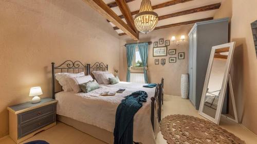 Schlafzimmer mit einem Bett und einem Spiegel in der Unterkunft Om Shanti in Poreč