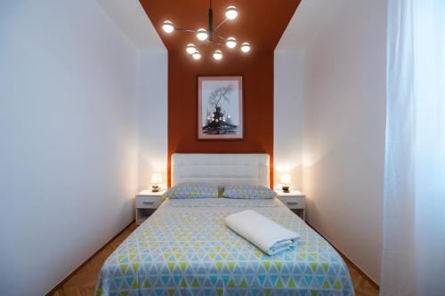 ein Schlafzimmer mit einem Bett und zwei Nachttischen in der Unterkunft Clementa Apartment in Zadar