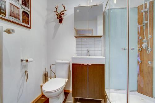 モルジヌにあるMorzine 1000のバスルーム(トイレ、洗面台、シャワー付)