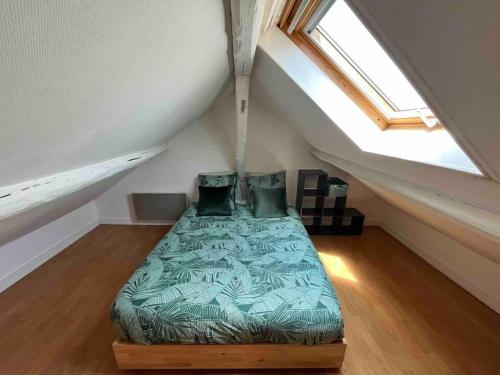 a bedroom with a bed in a attic at Havre de tranquillité entre Paris et Versailles in Chaville