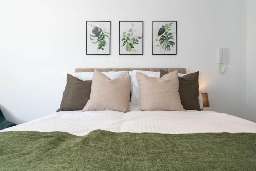 ein Schlafzimmer mit einem großen Bett und einer grünen Decke in der Unterkunft Charming Studio in the Heart of Vibrant Brighton in Brighton & Hove