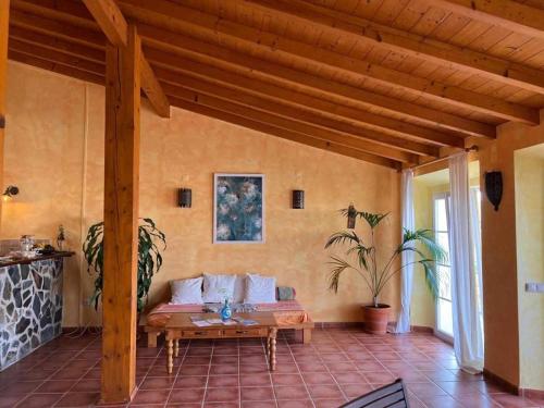 een woonkamer met een bank en een tafel bij Casa Presente Guesthouse in Carrapateira