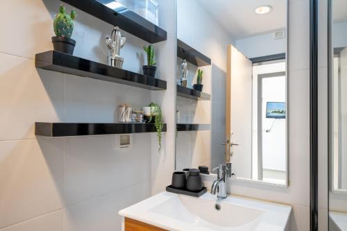 Kuchyň nebo kuchyňský kout v ubytování Haifa PORT Patio Apartment 2 BDRM