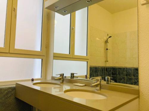 une salle de bain avec deux lavabos et une douche dans l'établissement NEOUVIELLE CAUTERETS, à Cauterets