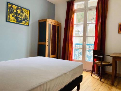 une chambre avec un lit et une fenêtre dans l'établissement NEOUVIELLE CAUTERETS, à Cauterets