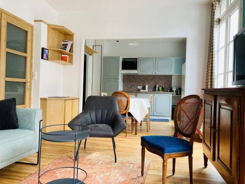 un salon avec un canapé, des chaises et une table dans l'établissement NEOUVIELLE CAUTERETS, à Cauterets