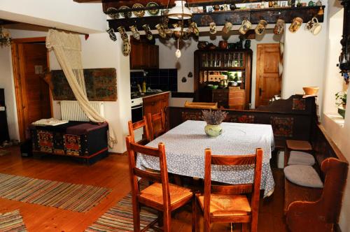 uma cozinha e sala de jantar com mesa e cadeiras em Kishalász Vendégház-Lovas em Lovas