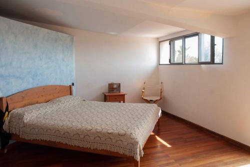 1 dormitorio con cama y ventana en Cal Cabrer, en Masarach