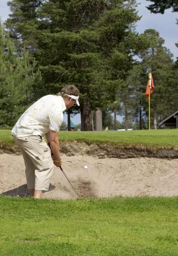 a man is playing golf in the sand at Pite Havsbad Piteå in Piteå