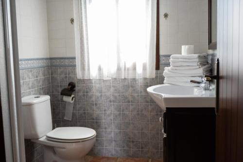 y baño con aseo y lavamanos. en Apartamentos Majadales de Roche, en Conil de la Frontera