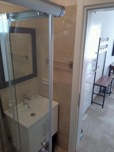 Ένα μπάνιο στο Stone House Aparts 1 plus 1 mit Poolterrasse No 3 in Kalkan