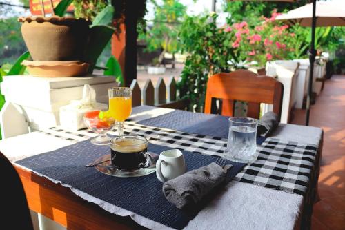 une table avec un chiffon de table noir et blanc dans l'établissement Ban Lakkham River View, à Luang Prabang