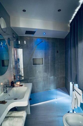 a bathroom with a shower and a sink and a toilet at AquaMar Bed and Breakfast in Crotone