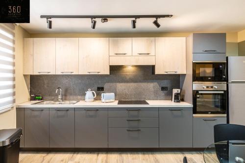 Η κουζίνα ή μικρή κουζίνα στο Peaceful, comfy 1BR Nature Retreat: Serene Bliss by 360 Estates