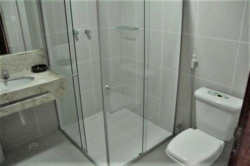 y baño con ducha, aseo y lavamanos. en Hotel Village Toritama, en Toritama