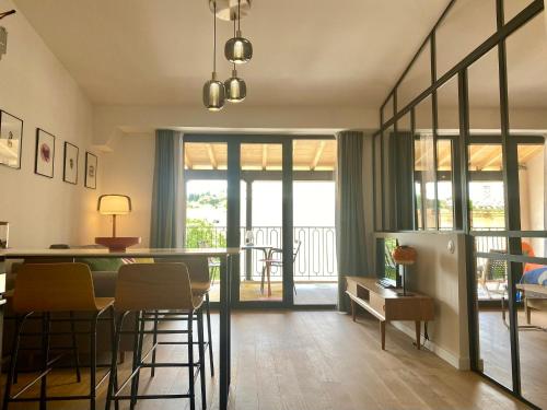 kuchnia i salon ze stołem i krzesłami w obiekcie Gîte au pied de la Cité Médiévale - Le 127 w Carcassonne