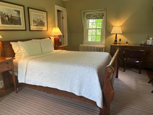 Llit o llits en una habitació de Goodstone Inn & Restaurant
