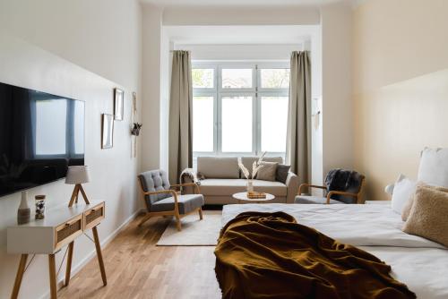 1 dormitorio con 1 cama y sala de estar en 165m2 Downtown Family Suite 5BR, 3Bath, kids room, 11min Alexanderplatz, en Berlín