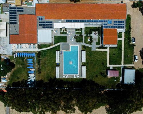 una vista aérea de un edificio con piscina en Hotel Lido Beach en Oristano