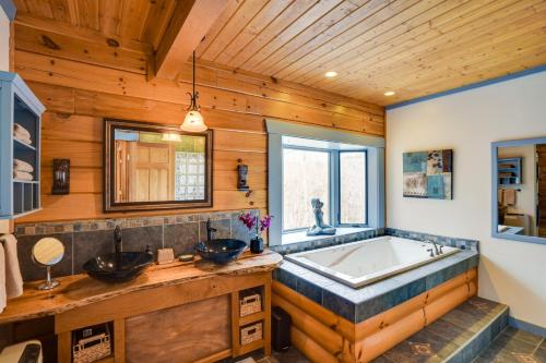 La grande salle de bains est pourvue d'une baignoire et d'une fenêtre. dans l'établissement Massachusetts Vacation Rental with Deck and Grill, à Cheshire