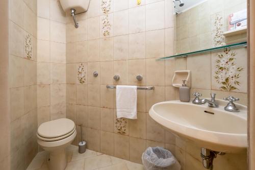 łazienka z toaletą i umywalką w obiekcie A casa di Antonio w mieście Positano