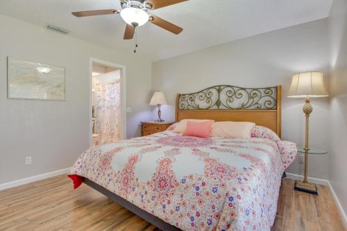 um quarto com uma cama e uma ventoinha de tecto em Bradenton Vacation Rental Home Patio and Backyard em Bradenton