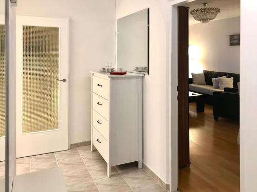 een kamer met een witte dressoir en een woonkamer bij Near VIC Austria Center, 90sqm, 3BR, LR, Kitchen, 6min to VIC, 10min to City U1 in Wenen