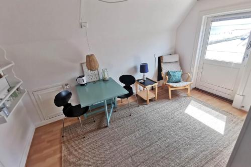 een eetkamer met een glazen tafel en stoelen bij Seaview in Hylleholt