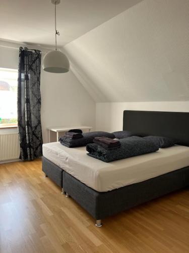 1 dormitorio con 1 cama en una habitación en Rymlig och modern lägenhet i villa. Perfekt för familjer. Med parkering., en Malmö