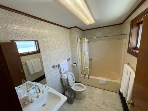 ein Bad mit einem Waschbecken, einem WC und einer Dusche in der Unterkunft Belmont Motel in Skowhegan