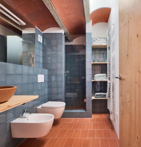 a bathroom with a toilet and a sink at Ca la Carolina in Rabós
