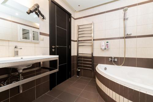 een badkamer met een wastafel, een bad en een douche bij Zamor Family Villa 1 in Mouzákion