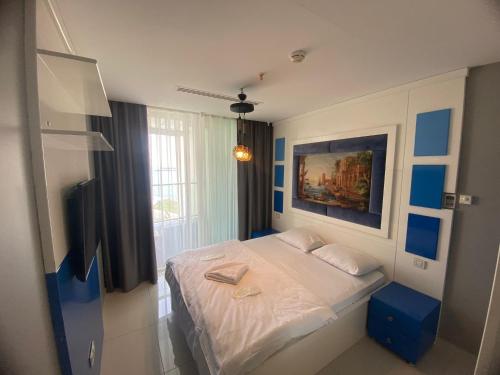 1 dormitorio con 1 cama con una pintura en la pared en Kaplan Suites 157, en Estambul