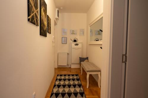 einen Flur mit einem Tisch und einer Bank in einem Zimmer in der Unterkunft Apartman Nest in Vranje