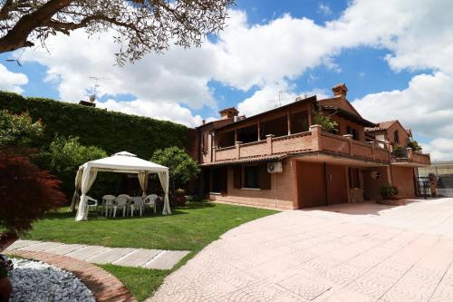 uma casa com um gazebo no quintal em Villa Roberta B&B em Ferrara