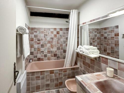 y baño con bañera rosa y lavamanos. en Fisherman House by iCasamia, en Antibes