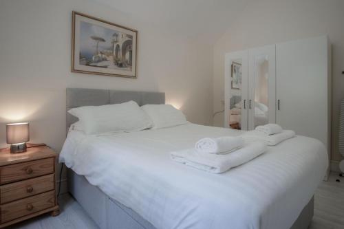 Postel nebo postele na pokoji v ubytování Caldey - 2 Bedroom Apartment - Pendine