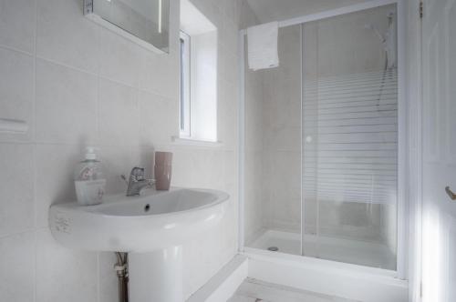 Koupelna v ubytování Sunbeam - 2 Bedroom Apartment - Pendine