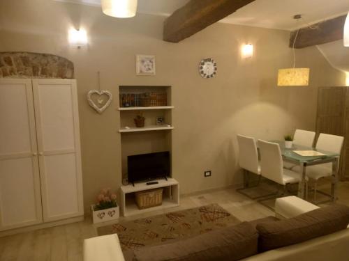 a living room with a couch and a table at Antico Vicolo - Appartamento Giulia in Vercelli