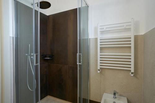 uma casa de banho com um chuveiro, um WC e um lavatório. em B&B Il Girasole em Capo dʼOrlando