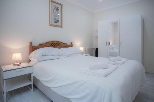 เตียงในห้องที่ Seafarer - 2 Bedroom Apartment - Pendine