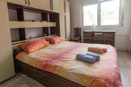 - une chambre avec un grand lit et 2 oreillers dans l'établissement La casa de Bašta, à Bajina Bašta