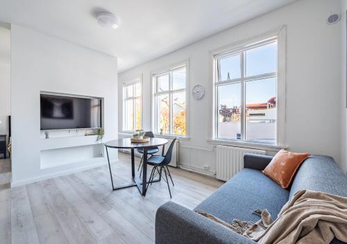 uma sala de estar com um sofá e uma mesa em Ingolfsstræti Apartments by Heimaleiga em Reiquiavique