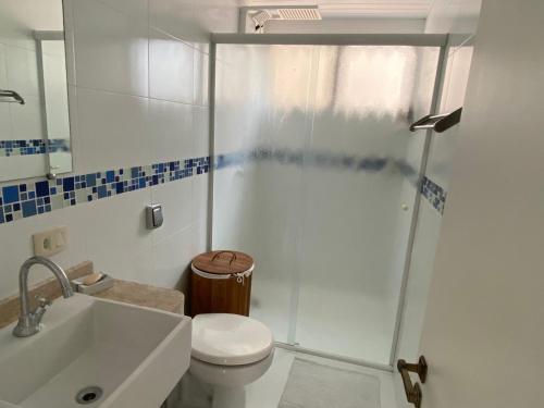 uma casa de banho com um chuveiro, um WC e um lavatório. em Apto todo equipado em Caiobá há 50m do mar em Matinhos