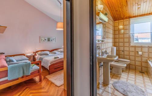1 Schlafzimmer mit einem Bett und einem Bad in der Unterkunft Villa Jasmine with swimming pool in Pula