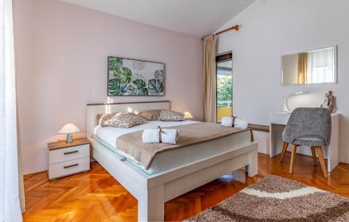 Schlafzimmer mit einem Bett, einem Schreibtisch und einem Fenster in der Unterkunft Villa Jasmine with swimming pool in Pula