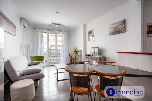 un salon avec une table et un canapé dans l'établissement Apartment near the center Borriglione district, à Nice